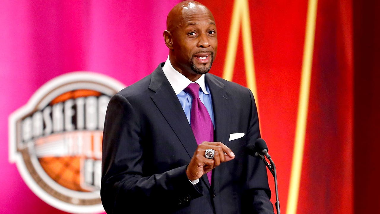 Mourning thanks doctors, kidney donor at hoop Hall of Fame